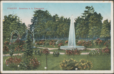 879421 Gezicht in het Rosarium te Utrecht, met rechts de fontein.